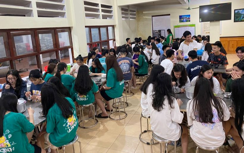 Bữa ăn khuya của học sinh lớp 12 Trường THPT DTNT tỉnh Lạng Sơn. Ảnh: Ngô Chuyên
