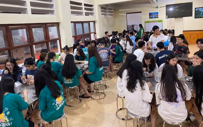 Bữa ăn khuya của học sinh lớp 12 Trường THPT DTNT tỉnh Lạng Sơn. Ảnh: Ngô Chuyên