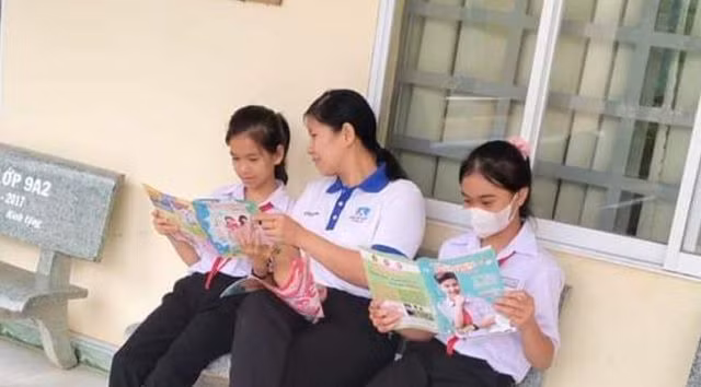 Cô Nguyễn Thị Thúy Vân - Trường THCS Tân Thành (TP Đồng Xoài, Bình Phước) cùng học trò. Ảnh: NVCC