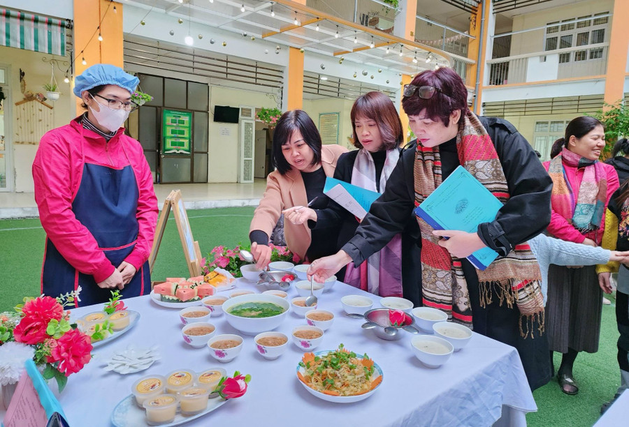 Nhân viên nuôi dưỡng tại Trường Mầm non 10-10 (Hà Nội) trang trí đồ ăn tại trường. Ảnh: TG Nhân viên nuôi dưỡng tại Trường Mầm non 10-10 (Hà Nội) trang trí đồ ăn tại trường. Ảnh: TG