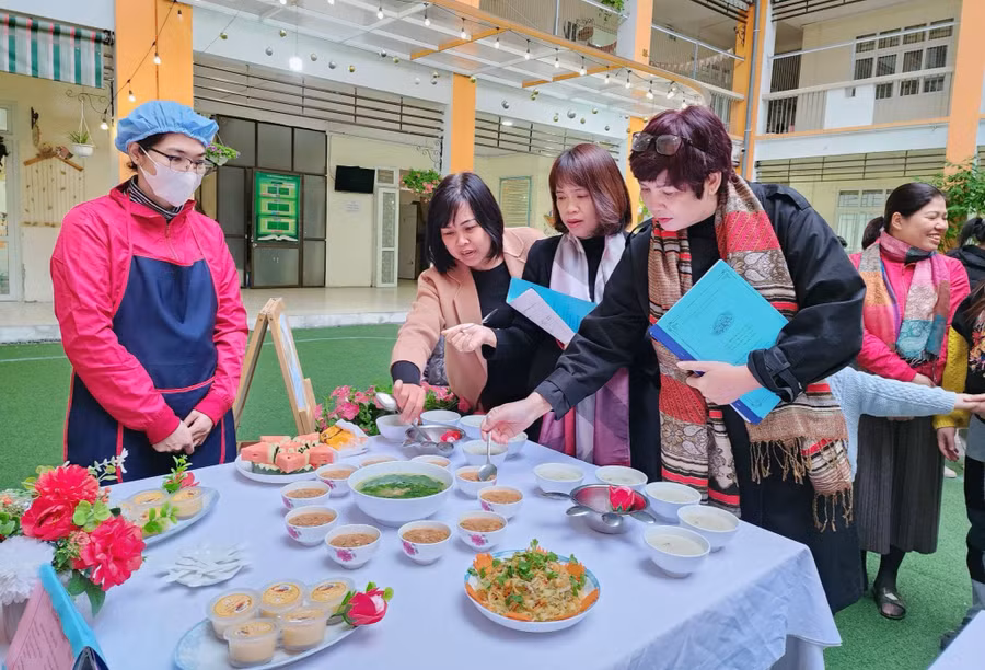 Nhân viên nuôi dưỡng tại Trường Mầm non 10-10 (Hà Nội) trang trí đồ ăn tại trường. Ảnh: TG