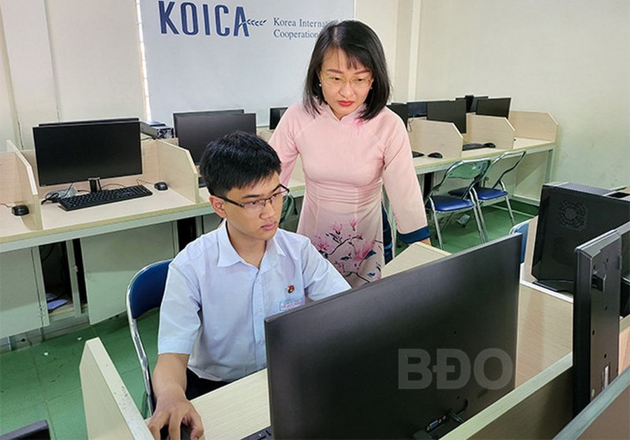 “Học sinh 3 tốt” Lê Văn Thức trong giờ học. Ảnh: NVCC