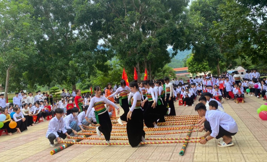 Một hoạt động văn hóa, văn nghệ dành cho học sinh Trường THCS &amp; THPT Bá Thước (Thanh Hóa). Ảnh: NTCC