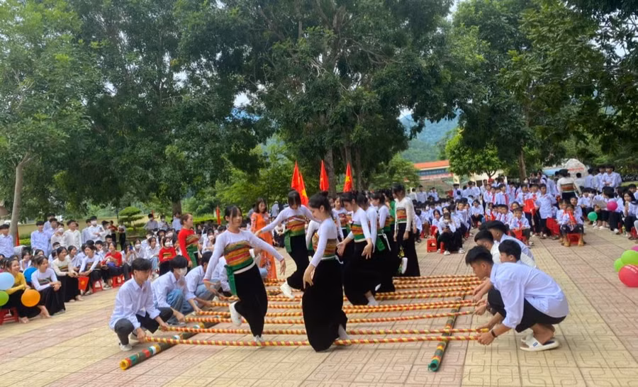 Một hoạt động văn hóa, văn nghệ dành cho học sinh Trường THCS &amp; THPT Bá Thước (Thanh Hóa). Ảnh: NTCC