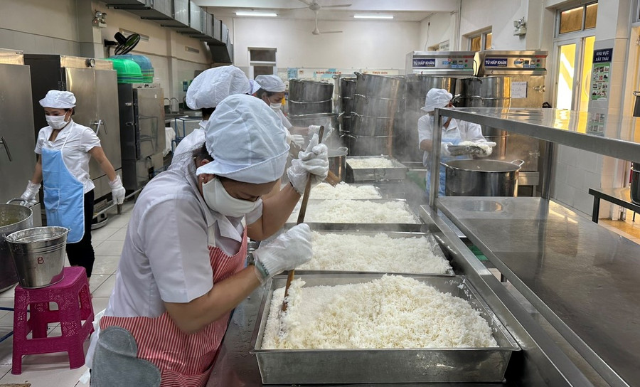 Hoạt động nấu ăn bán trú của Trường Tiểu học Nguyễn Bỉnh Khiêm (Quận 1, TPHCM). Ảnh: Minh Anh Hoạt động nấu ăn bán trú của Trường Tiểu học Nguyễn Bỉnh Khiêm (Quận 1, TPHCM). Ảnh: Minh Anh