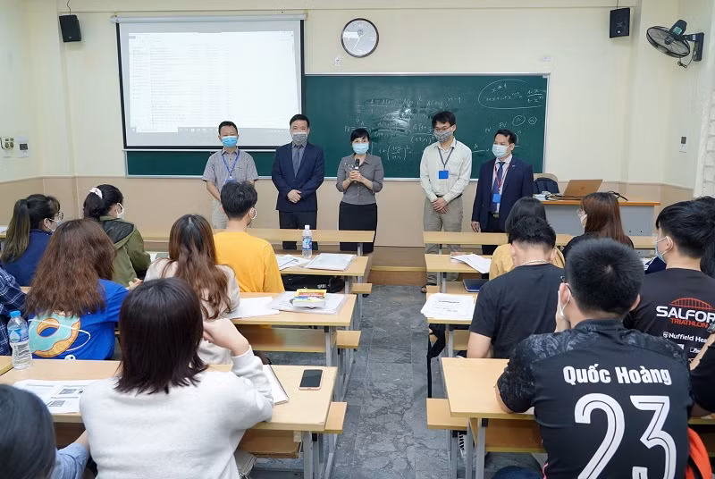 Lãnh đạo Trường ĐH Kinh tế Quốc dân đến động viên và chúc mừng các giảng viên, sinh viên ngay trong ngày đầu tiên đi học trở lại.