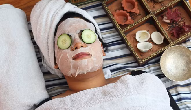 Đằng sau bao bì sản phẩm có in giới hạn thời gian sử dụng. Điều này tối đa hóa tác dụng của mặt nạ và bạn có thể tránh được các vấn đề phát sinh về da. Ảnh: AARP.