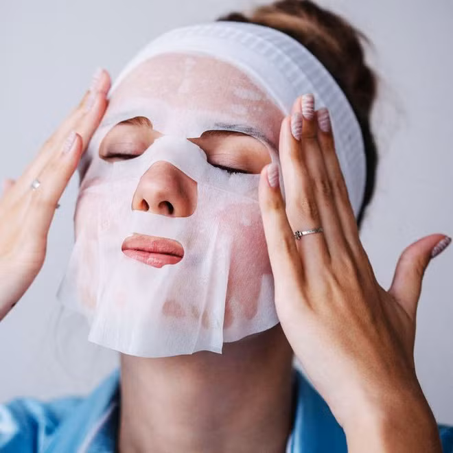 Khi chọn mua mặt nạ giấy một cách ngẫu nhiên, sản phẩm đó có thể không phù hợp với da của bạn. Mỗi người có tình trạng làn da không giống nhau nên cần đến phương pháp điều trị khác nhau. Một trong số đó là chọn mặt nạ có công dụng thích hợp. Ảnh: Byrdie.