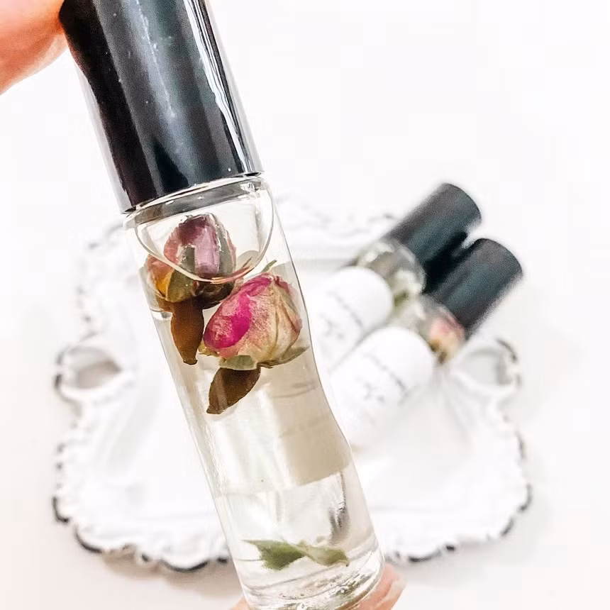 Trong ngành công nghiệp làm đẹp, dầu hoa hồng là thành phần phổ biến. Nó thường được dùng khi sản xuất nước hoa hoặc mỹ phẩm để tạo hương thơm. Ảnh: @g.naturals21.