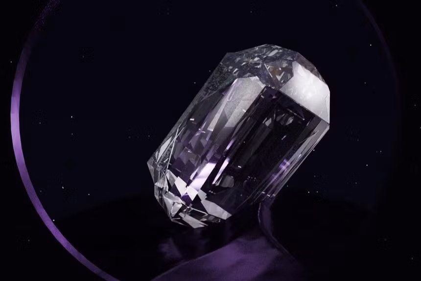 Kim cương luôn được phái đẹp săn đón. Bên cạnh công dụng làm trang sức, bột của nó được sử dụng trong các sản phẩm dưỡng da. Công dụng chính là làm bóng da thông qua việc tẩy tế bào chết. Nguyên liệu này có giá 1.300-16.500 USD/carat. Ảnh: @ranxdeer.