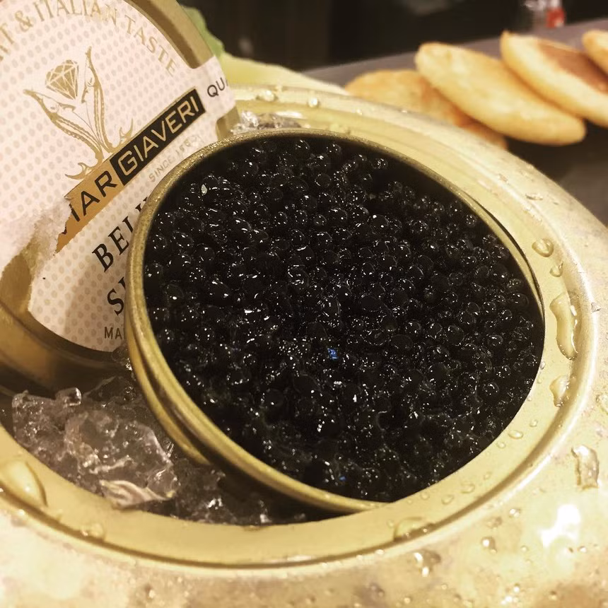 Trong thế giới ẩm thực, trứng cá muối vốn nổi tiếng khi có mức giá đắt đỏ. Bên cạnh đó, nguyên liệu này giúp dưỡng ẩm và phục hồi da. Ảnh: @kevin_moomin.