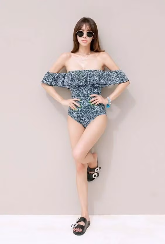 Bikini bèo nhún lộ vai trần nhưng không hề quá hở hang.