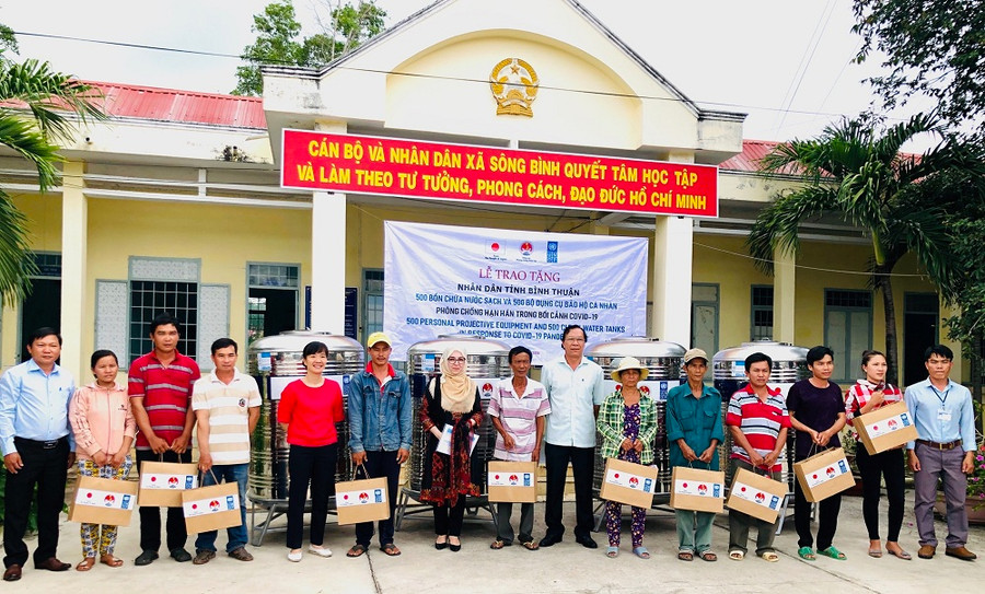 Các hộ nghèo nhận hỗ trợ cho các nhu cầu cơ bản để phòng chống COVID-19. Các hộ nghèo nhận hỗ trợ cho các nhu cầu cơ bản để phòng chống COVID-19.