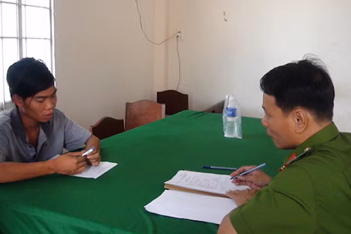 Ngáo đá cầm dao trèo lên mái nhà cố thủ