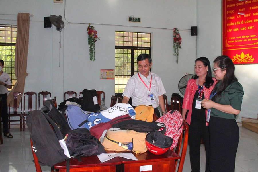 Thứ trưởng Nguyễn Văn Phúc kiểm tra nơi để vật dụng của thí sinh. Thứ trưởng Nguyễn Văn Phúc kiểm tra nơi để vật dụng của thí sinh.