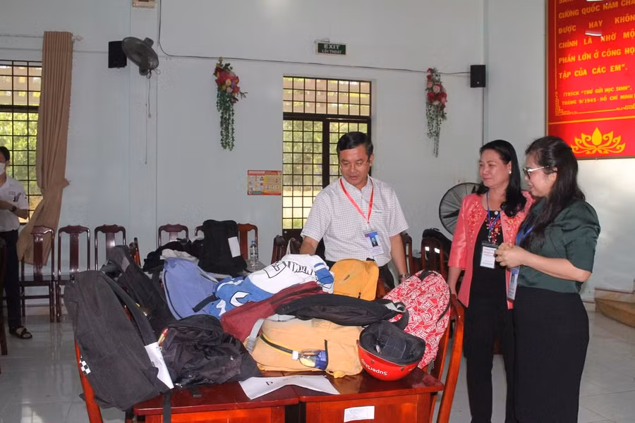 Thứ trưởng Nguyễn Văn Phúc kiểm tra nơi để vật dụng của thí sinh.