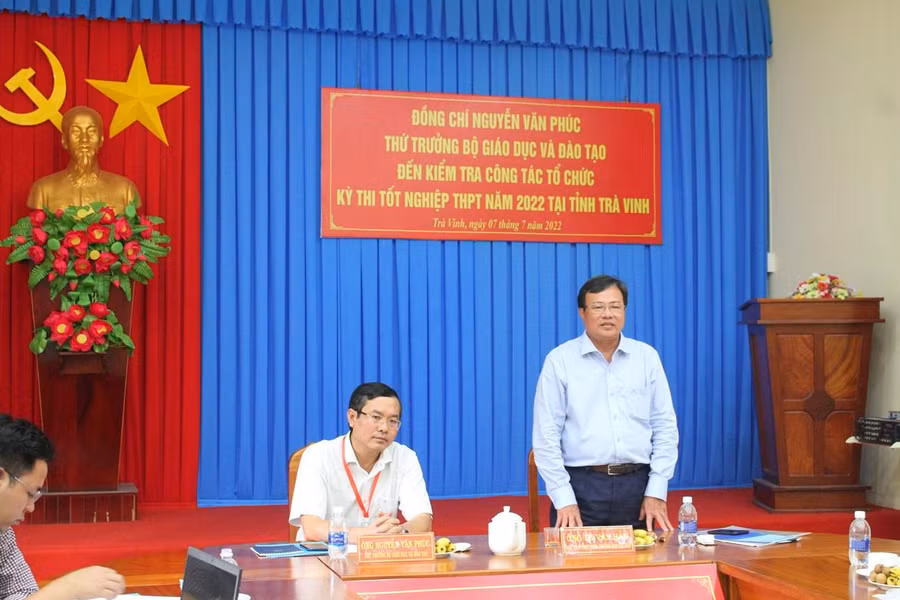 Ông Lê Văn Hẳn, Chủ tịch UBND tỉnh, Trưởng BCĐ thi tỉnh Trà Vinh phát biểu tại buổi làm việc.