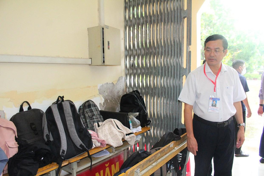 Thứ trưởng Nguyễn Văn Phúc quan tâm nơi để đồ của học sinh tại điểm thi. Thứ trưởng Nguyễn Văn Phúc quan tâm nơi để đồ của học sinh tại điểm thi.