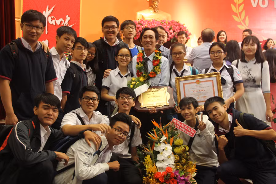 Học sinh Trường THPT Nguyễn Hữu Huân tới chúc mừng nhà giáo Ngô Văn Thiệu nhận giải
