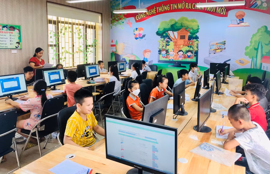 Từ năm học 2022 - 2023, học sinh lớp 3 có thêm các môn học bắt buộc là Tiếng Anh và Tin học.