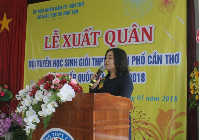 Bà Trần Hồng Thắm - Giám đốc Sở GD&ĐT TP Cần Thơ phát biểu tại lễ xuất quân