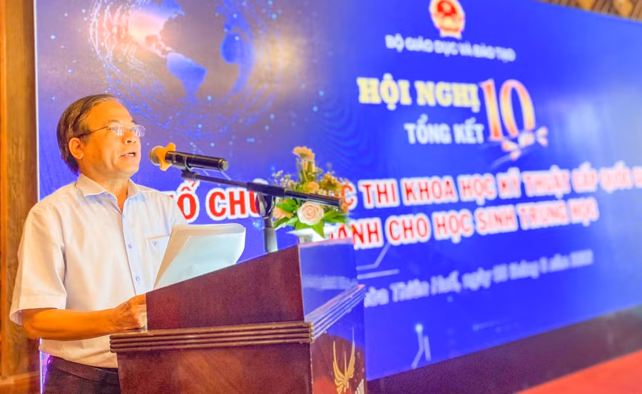 Ông Đặng Phước Mỹ, Phó Giám đốc Sở GD&amp;ĐT Thừa Thiên Huế phát biểu tại hội nghị tổng kết 10 năm Cuộc thi khoa học và kỹ thuật cấp quốc gia dành cho học sinh trung học.
