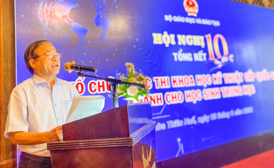 Ông Đặng Phước Mỹ, Phó Giám đốc Sở GD&ĐT Thừa Thiên Huế phát biểu tại hội nghị tổng kết 10 năm Cuộc thi khoa học và kỹ thuật cấp quốc gia dành cho học sinh trung học. Ông Đặng Phước Mỹ, Phó Giám đốc Sở GD&ĐT Thừa Thiên Huế phát biểu tại hội nghị tổng kết 10 năm Cuộc thi khoa học và kỹ thuật cấp quốc gia dành cho học sinh trung học.