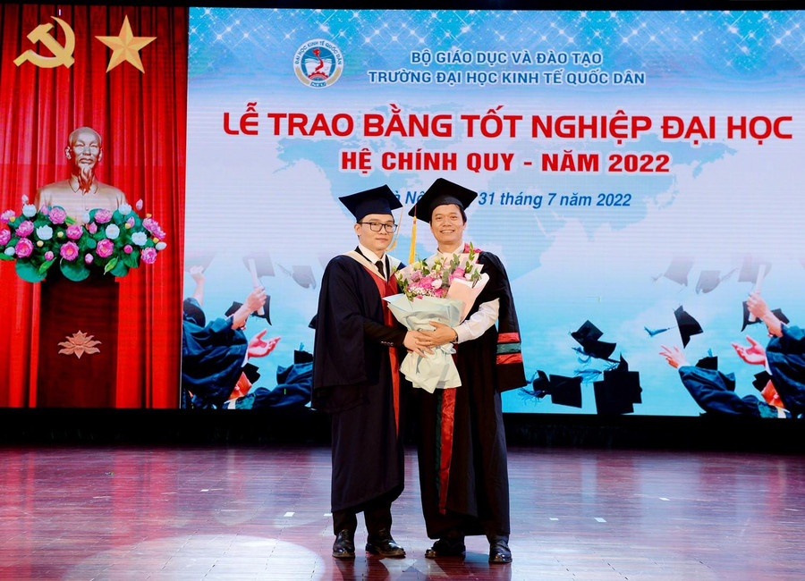 Tân cử nhân Nguyễn Huy Thành Nam phát biểu và tặng hoa tri ân thầy cô.