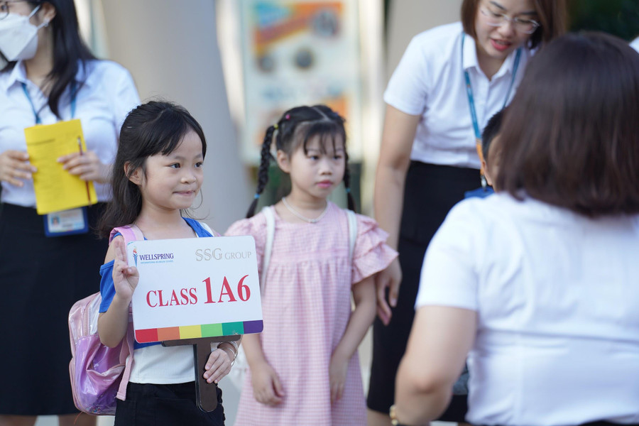 Học sinh lớp 1 tại Wellspring nhanh chóng làm quen với bạn bè và trường lớp thông qua sự hướng dẫn của giáo viên. Học sinh lớp 1 tại Wellspring nhanh chóng làm quen với bạn bè và trường lớp thông qua sự hướng dẫn của giáo viên.