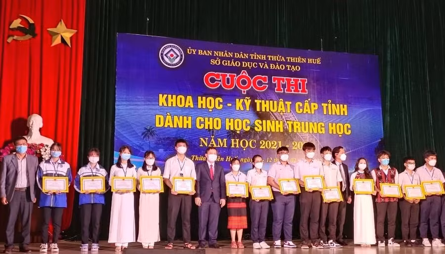 Khen thưởng học sinh Trong Cuộc thi Khoa học-Kỹ thuật cấp tỉnh dành cho học sinh trung học tại Thừa Thiên Huế năm học 2021-2022.