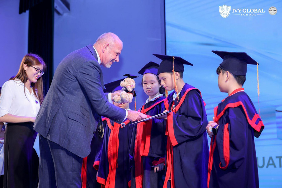 Học sinh được trao chứng chỉ tốt nghiệp tại lễ bế giảng năm học. Học sinh được trao chứng chỉ tốt nghiệp tại lễ bế giảng năm học.