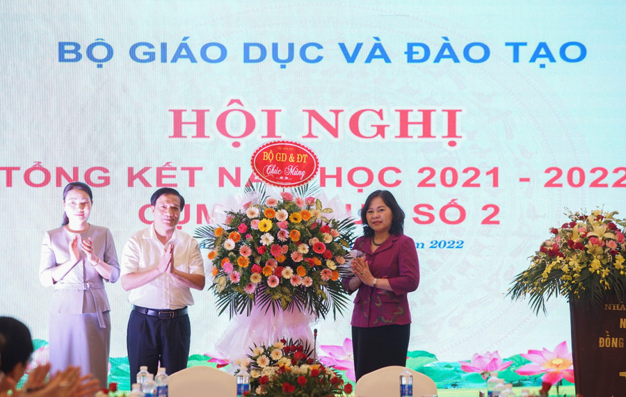 Thứ trưởng Ngô Thị Minh thay mặt Lãnh đạo Bộ GD&ĐT tặng hoa chúc mừng Cụm thi đua số 2 tại hội nghị. Thứ trưởng Ngô Thị Minh thay mặt Lãnh đạo Bộ GD&ĐT tặng hoa chúc mừng Cụm thi đua số 2 tại hội nghị.