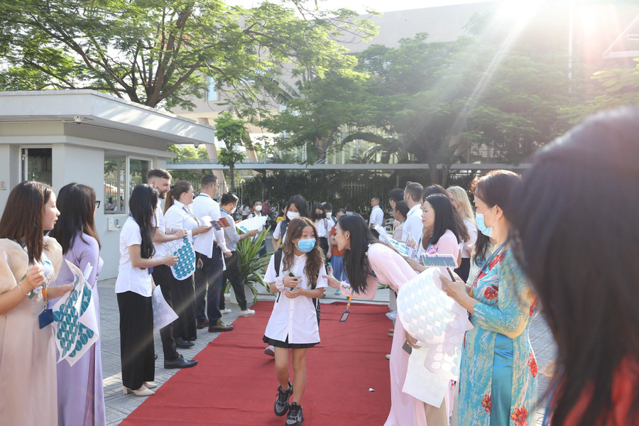 Quang cảnh chào đón nồng nhiệt và đầy niềm vui tại THCS Wellspring. Quang cảnh chào đón nồng nhiệt và đầy niềm vui tại THCS Wellspring.