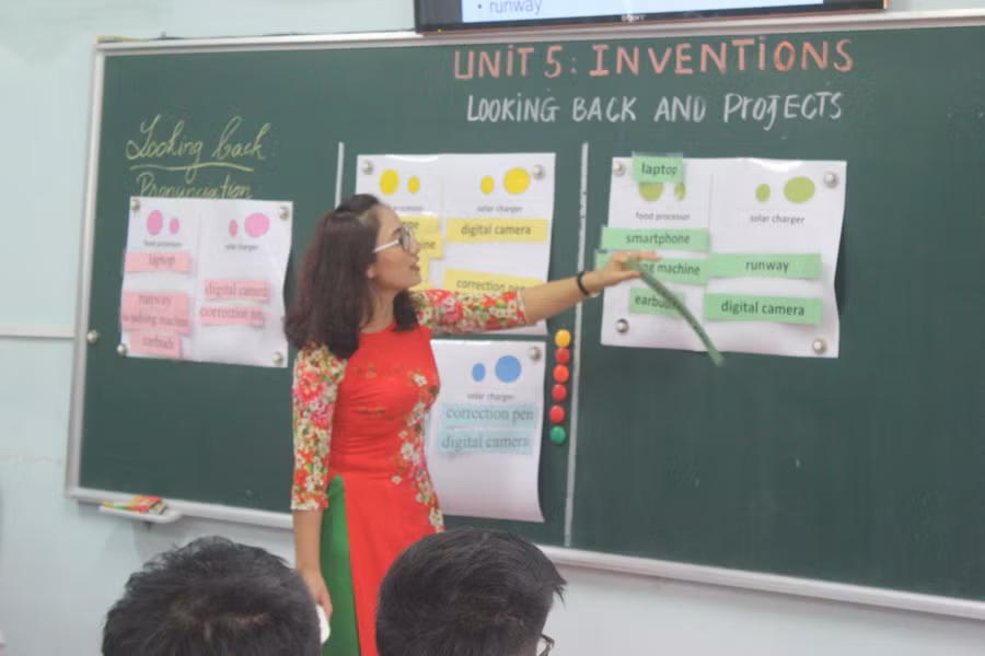 Cô Phạm Thị Loan, Tổ Tiếng Anh Trường THPT Lý thái Tổ trong giờ dạy.