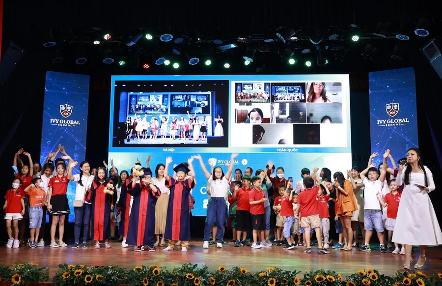 Học sinh và thầy cô Ivy Global School toàn cầu cùng biểu diễn tiết mục Graduation Dynamite tại lễ bế giảng.