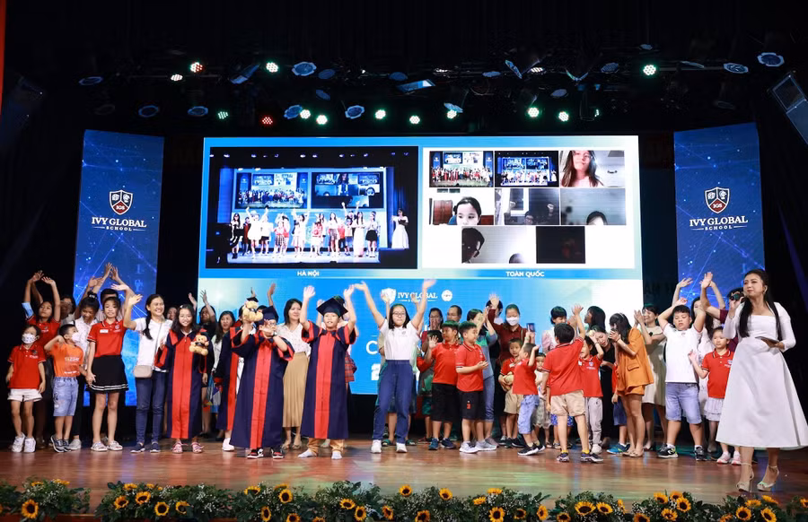 Học sinh và thầy cô Ivy Global School toàn cầu cùng biểu diễn tiết mục Graduation Dynamite tại lễ bế giảng.