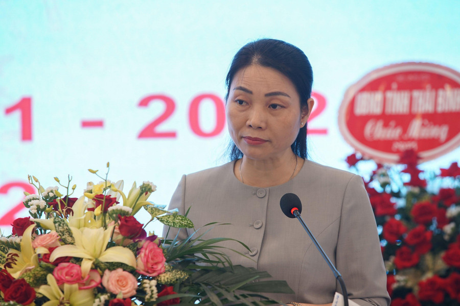 Đại diện Cụm thi đua số 2, bà Nguyễn Thị Thúy, Giám đốc Sở GD&ĐT Quảng Ninh, báo cáo kết quả thực hiện nhiệm vụ năm học 2021-2022; phương hướng, nhiệm vụ giải pháp năm học 2022-2023 của Cụm. Đại diện Cụm thi đua số 2, bà Nguyễn Thị Thúy, Giám đốc Sở GD&ĐT Quảng Ninh, báo cáo kết quả thực hiện nhiệm vụ năm học 2021-2022; phương hướng, nhiệm vụ giải pháp năm học 2022-2023 của Cụm.