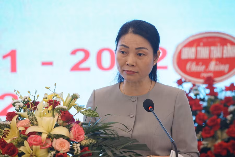 Đại diện Cụm thi đua số 2, bà Nguyễn Thị Thúy, Giám đốc Sở GD&amp;ĐT Quảng Ninh, báo cáo kết quả thực hiện nhiệm vụ năm học 2021-2022; phương hướng, nhiệm vụ giải pháp năm học 2022-2023 của Cụm.