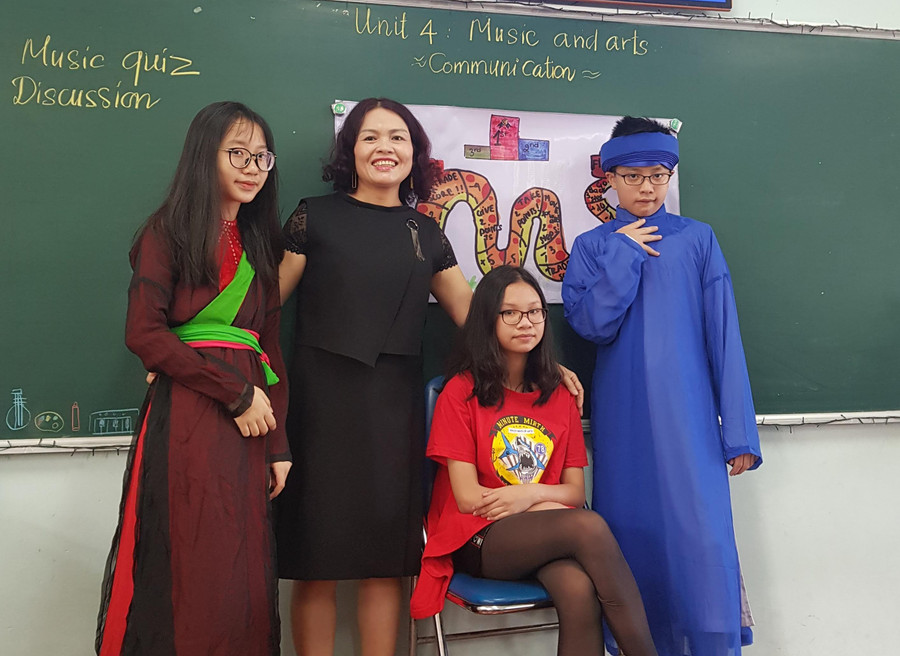 Cô Mẫn Thị Dung hướng dẫn học sinh hát Quan họ bằng tiếng Anh. Cô Mẫn Thị Dung hướng dẫn học sinh hát Quan họ bằng tiếng Anh.