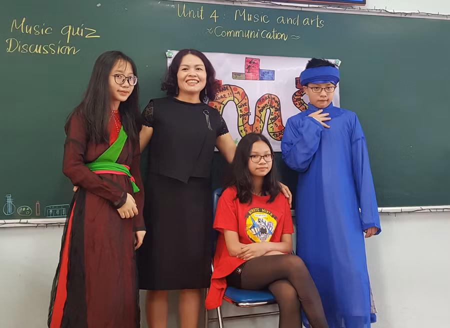 Cô Mẫn Thị Dung hướng dẫn học sinh hát Quan họ bằng tiếng Anh.