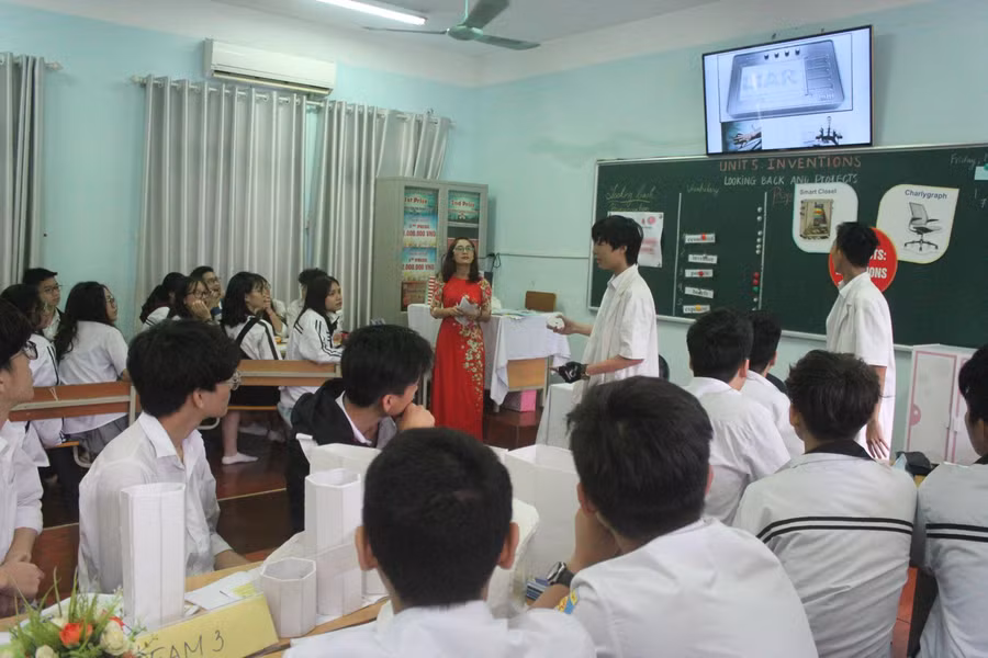 Cô Phạm Thị Loan và học trò trong giờ học Tiếng Anh.