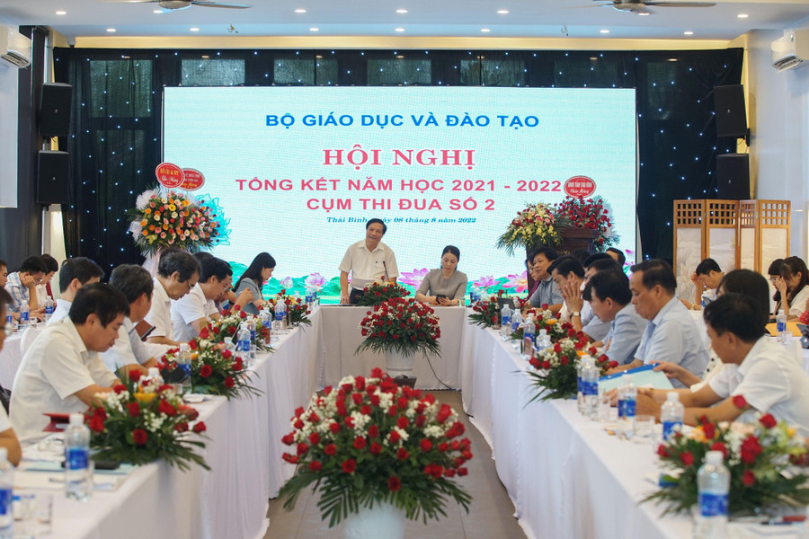 Đại diện Cụm trưởng Cụm thi đua số 2 - ông Nguyễn Viết Hiển, Giám đốc Sở GD&ĐT Thái Bình; đại diện Phó Cụm trưởng Cụm thi đua số 2 - bà Nguyễn Thị Thúy, Giám đốc Sở GD&ĐT Quảng Ninh, chủ trì hội nghị. Đại diện Cụm trưởng Cụm thi đua số 2 - ông Nguyễn Viết Hiển, Giám đốc Sở GD&ĐT Thái Bình; đại diện Phó Cụm trưởng Cụm thi đua số 2 - bà Nguyễn Thị Thúy, Giám đốc Sở GD&ĐT Quảng Ninh, chủ trì hội nghị.