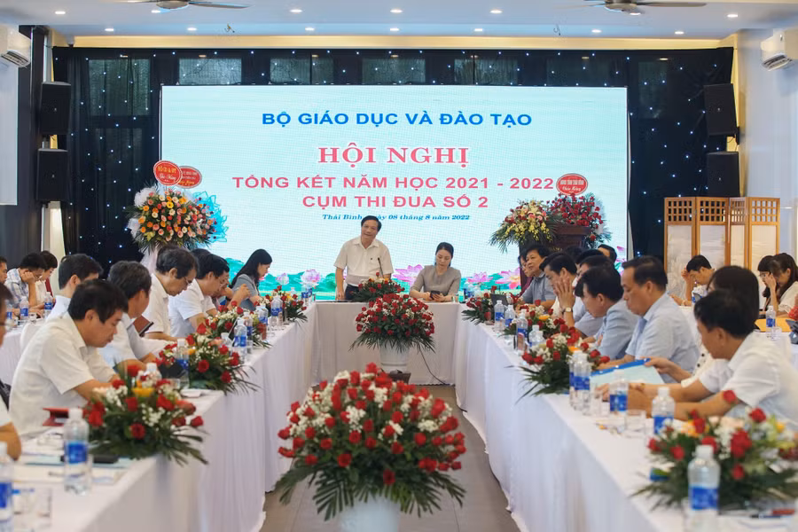 Đại diện Cụm trưởng Cụm thi đua số 2 - ông Nguyễn Viết Hiển, Giám đốc Sở GD&amp;ĐT Thái Bình; đại diện Phó Cụm trưởng Cụm thi đua số 2 - bà Nguyễn Thị Thúy, Giám đốc Sở GD&amp;ĐT Quảng Ninh, chủ trì hội nghị.
