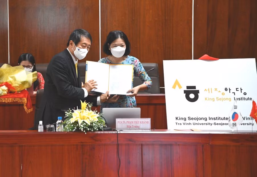 Trao Quyết định bổ nhiệm GĐ Học viện King Sejong Trà Vinh cho TS Châu Thị Hoàng Hoa, Phó Trưởng Phòng Hợp tác Quốc tế và Xúc tiến Dự án Trường ĐH Trà Vinh.