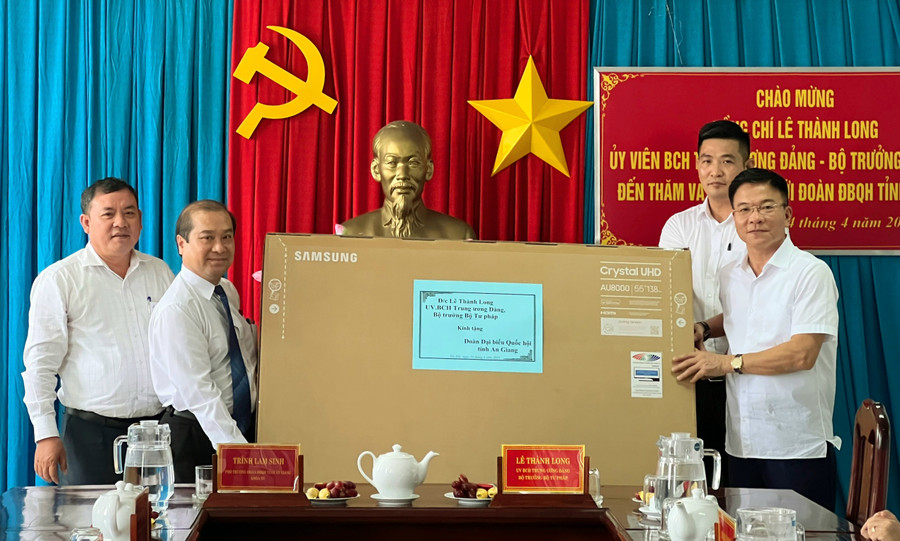 Bộ trưởng Bộ Tư pháp Lê Thành Long tặng tivi cho Đoàn Đại biểu Quốc hội An Giang Bộ trưởng Bộ Tư pháp Lê Thành Long tặng tivi cho Đoàn Đại biểu Quốc hội An Giang
