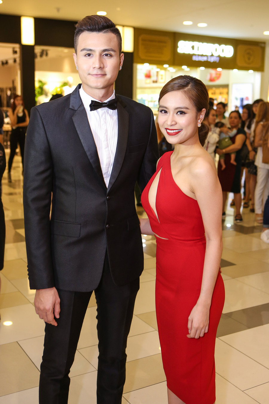 Hoàng Thùy Linh thu hút trong bộ đầm dạ hội cut-out tông đỏ gợi cảm, trong khi nam người mẫu điển trai đóng bộ với vest đen lịch lãm. Nếu trước đây, họ né tránh truyền thông thì nay, cặp đôi công khai dành cho nhau những cử chỉ quan tâm.