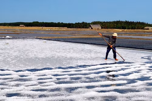 "Đốt mình" giữa nắng nóng gần 40 độ mưu sinh giữa Sài Gòn - 21