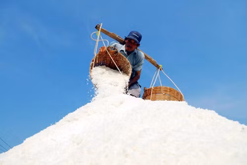 "Đốt mình" giữa nắng nóng gần 40 độ mưu sinh giữa Sài Gòn - 22