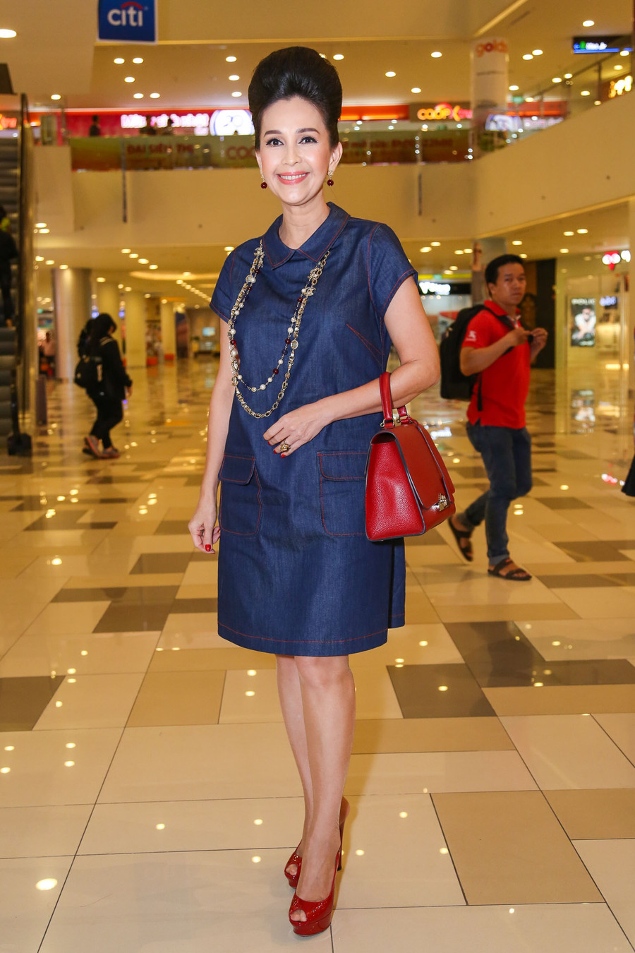 Trái với hình ảnh sang trọng thường thấy, Diễm My diện đầm denim hiện đại.