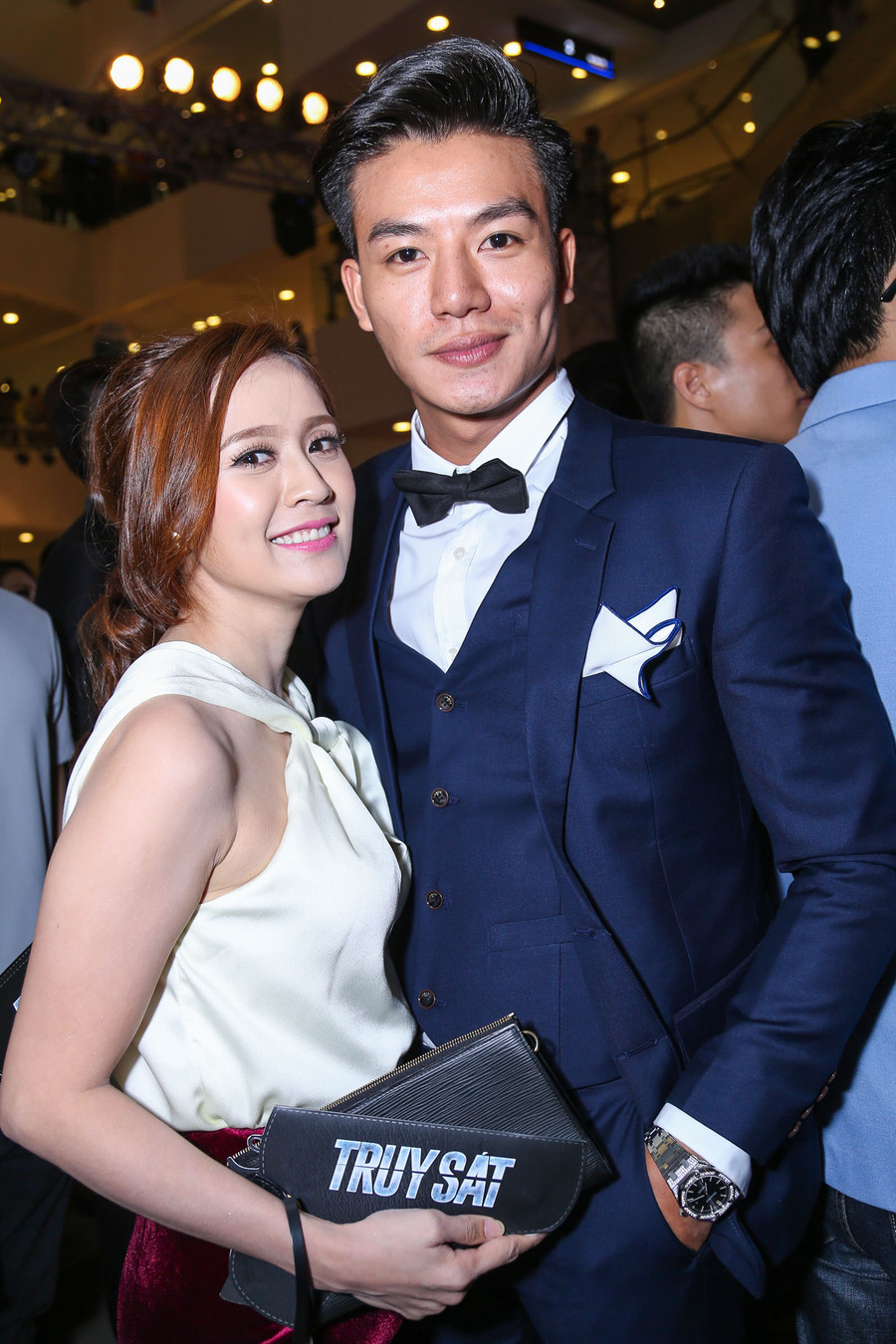 Thanh Thúy diện đầm lụa phối nhung đến chúc mừng đoàn phim. Trong ảnh, bà mẹ một con chụp ảnh thân thiết cùng Hiếu Nguyễn. Gần đây, diễn viên kiêm thêm vai trò nhà sản xuất, hỗ trợ ông xã làm phim điện ảnh.